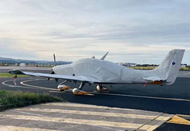 Motorflugzeug auf dem Vorfeld – maßgeschneiderte Jaxida Schutzbezüge für Motorflugzeuge