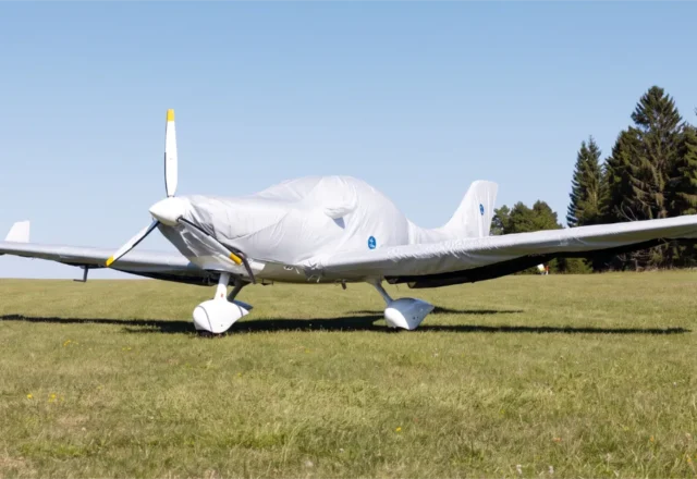 Ultraleichtflugzeug auf dem Flugplatz – passgenaue Jaxida Abdeckungen für Ultraleichtflugzeuge