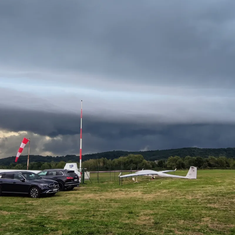 Flugplatz bei wechselhaftem Wetter – Einsatzbereich für Jaxida Allwetter-Flugzeugabdeckungen
