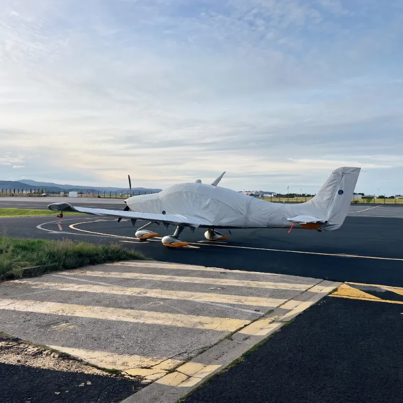 Motorflugzeug auf dem Vorfeld mit maßgeschneidertem Jaxida Flugzeug-Cover