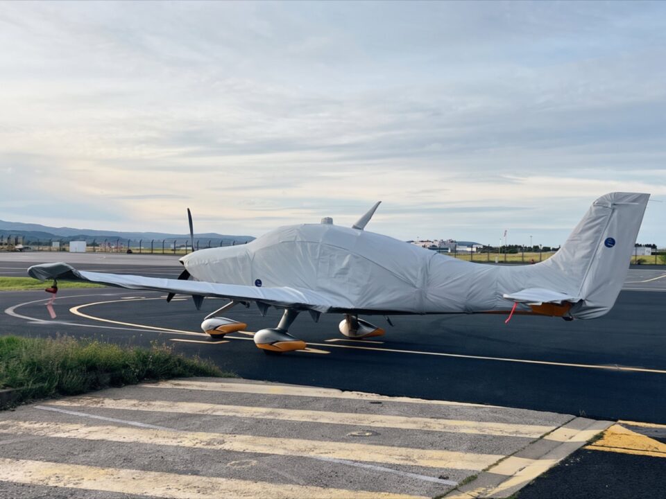 Motorflugzeug mit passgenauer Jaxida Flugzeugabdeckung auf dem Vorfeld