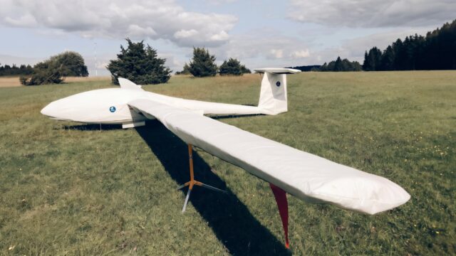 Segelflugzeug mit Jaxida Schutzbezügen für Tragflächen und Rumpf auf dem Flugplatz