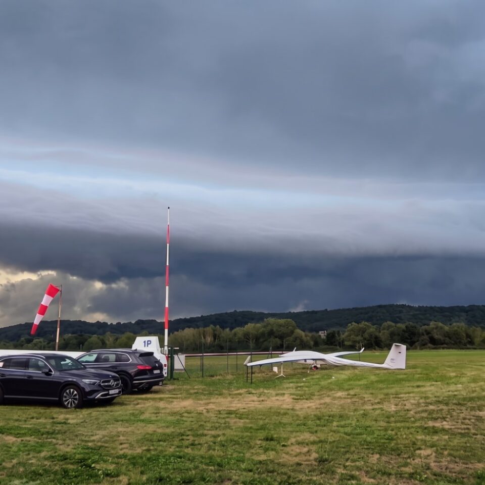 Flugplatz bei stürmischem Wetter – Einsatzbereich für Jaxida Allwetter-Flugzeugabdeckungen