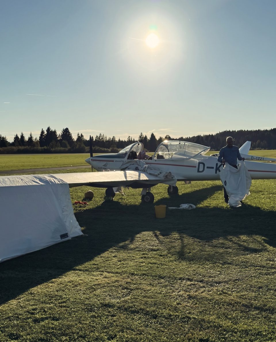 Flugzeuge mit Jaxida Schutzbezügen im Sonnenlicht auf dem Flugplatz
