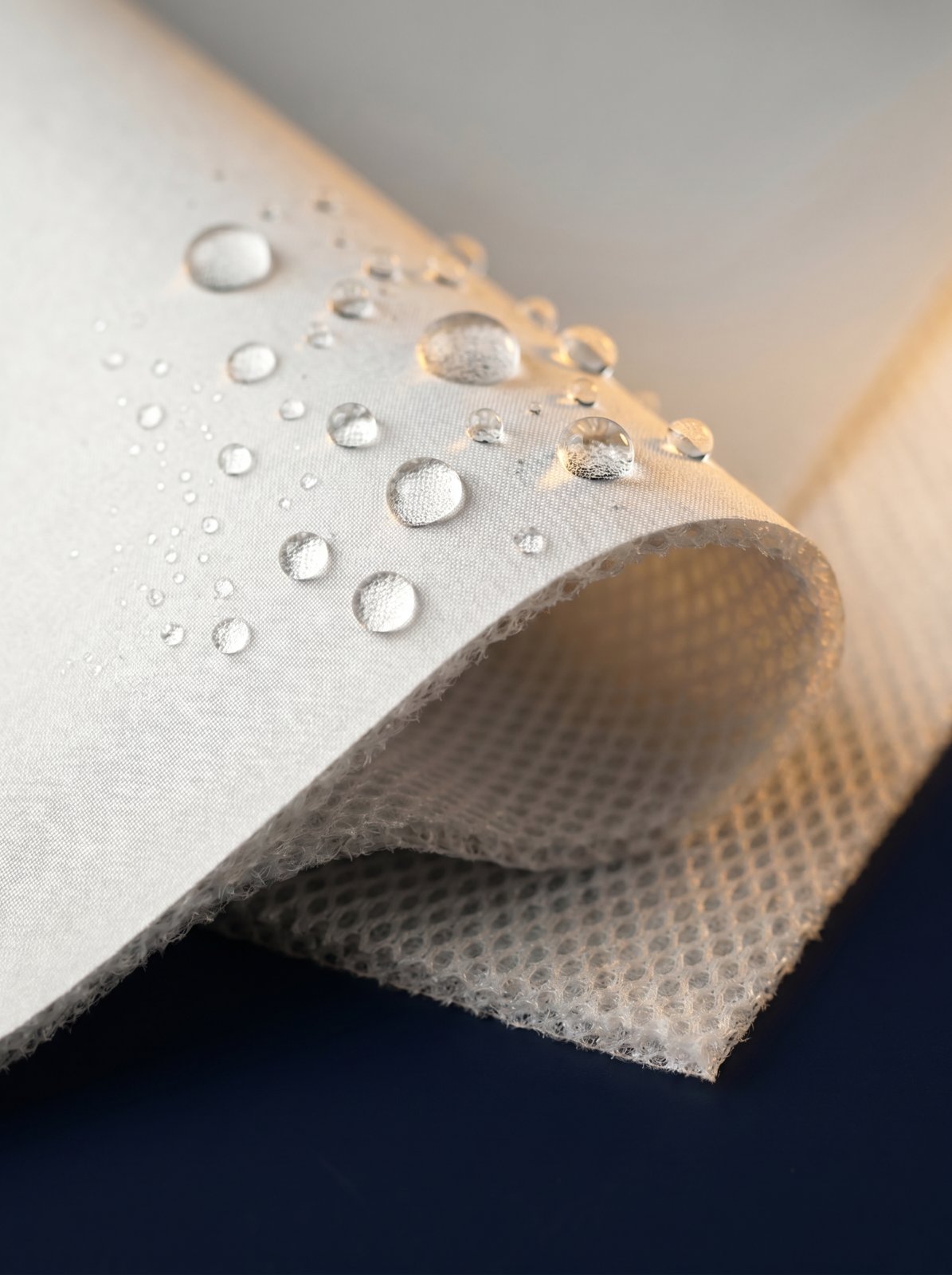 Wasserabweisendes Material mit sichtbaren Wassertropfen