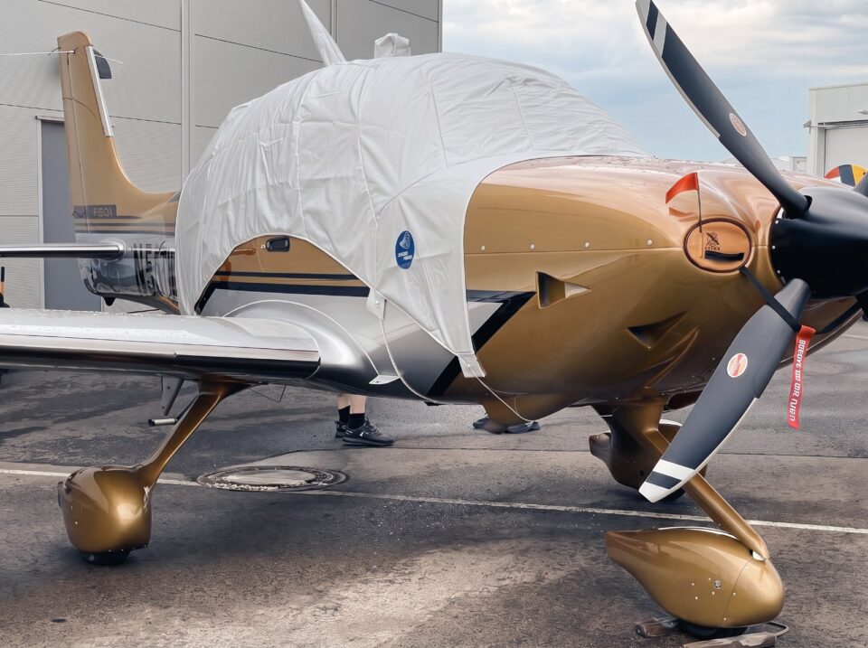 Motorflugzeug mit passgenauer Jaxida Abdeckung für Cockpit und Motorbereich