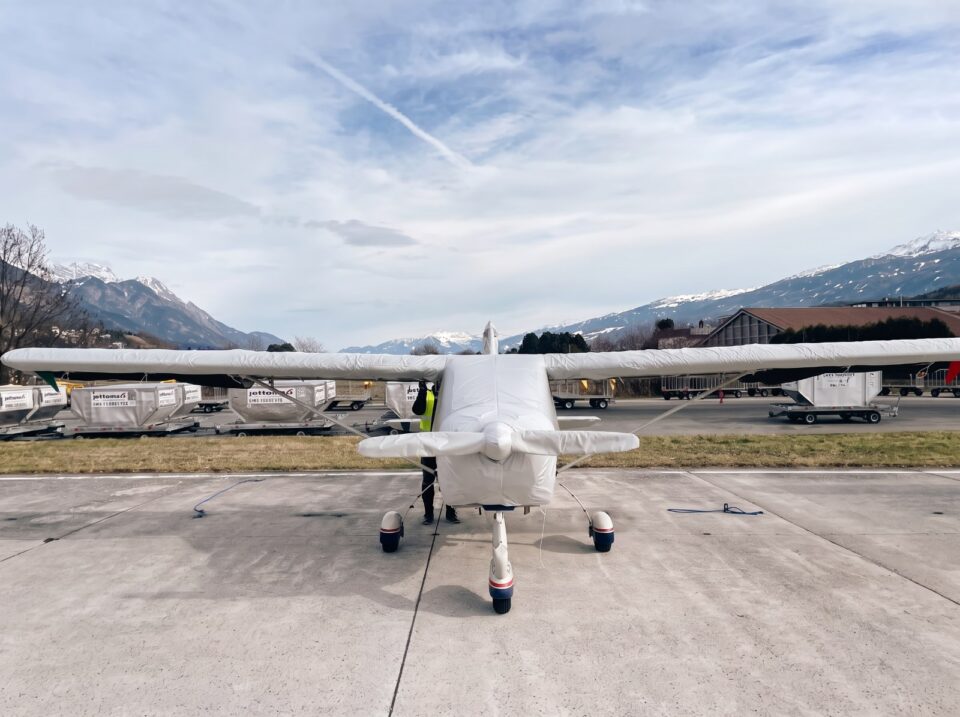 25. Motorflugzeug auf dem Vorfeld – hochwertige maßgeschneiderte Flugzeugabdeckung von Jaxida Cover
