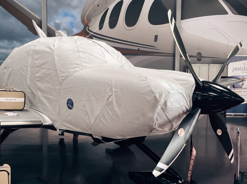 Motorflugzeug mit maßgeschneidertem Jaxida Schutzbezug für Cockpit und Rumpf
