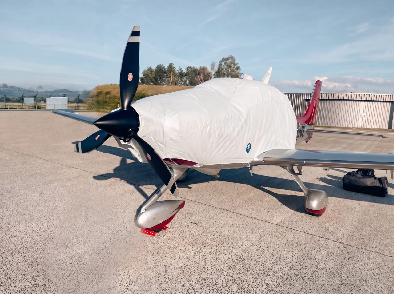 Motorflugzeug mit komplettem Jaxida Schutzbezug auf dem Vorfeld