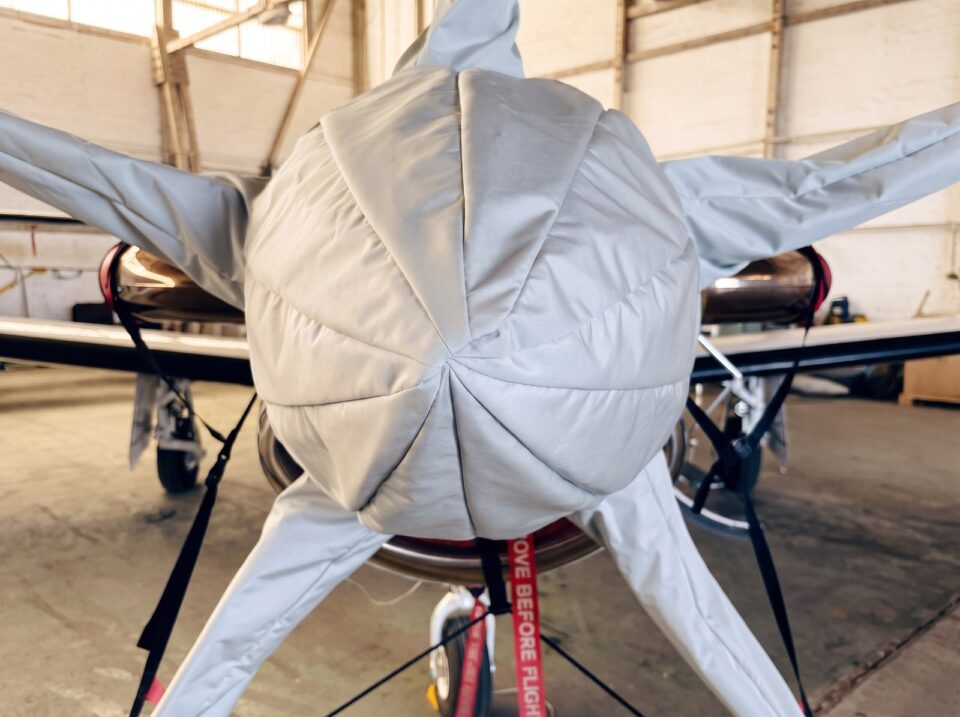 Detailansicht eines maßgeschneiderten Jaxida Schutzbezugs am Motorflugzeug