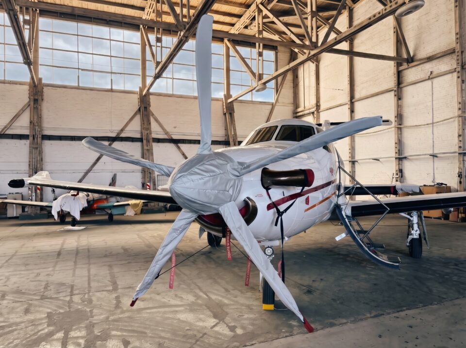 Motorflugzeug mit maßgeschneiderten Jaxida Abdeckungen für Cockpit und Propellerbereich