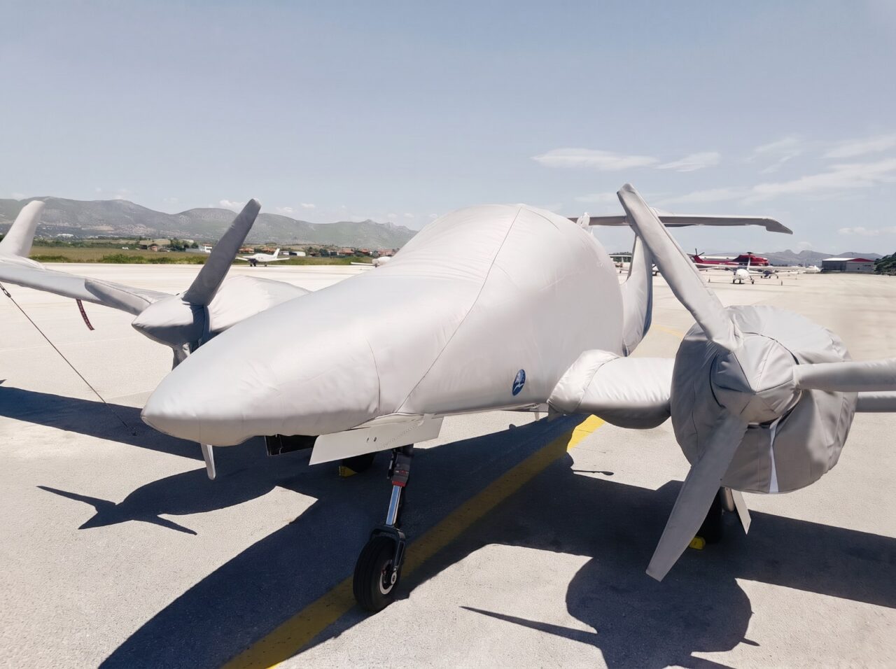 Motorflugzeug mit passgenauer Jaxida Flugzeugabdeckung auf dem Flugplatz