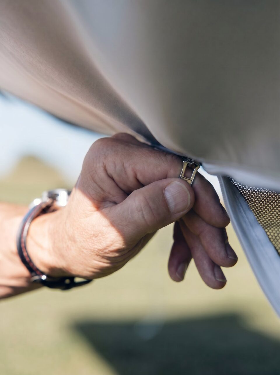Detailaufnahme eines Reißverschlusses an einer passgenauen Flugzeugabdeckung