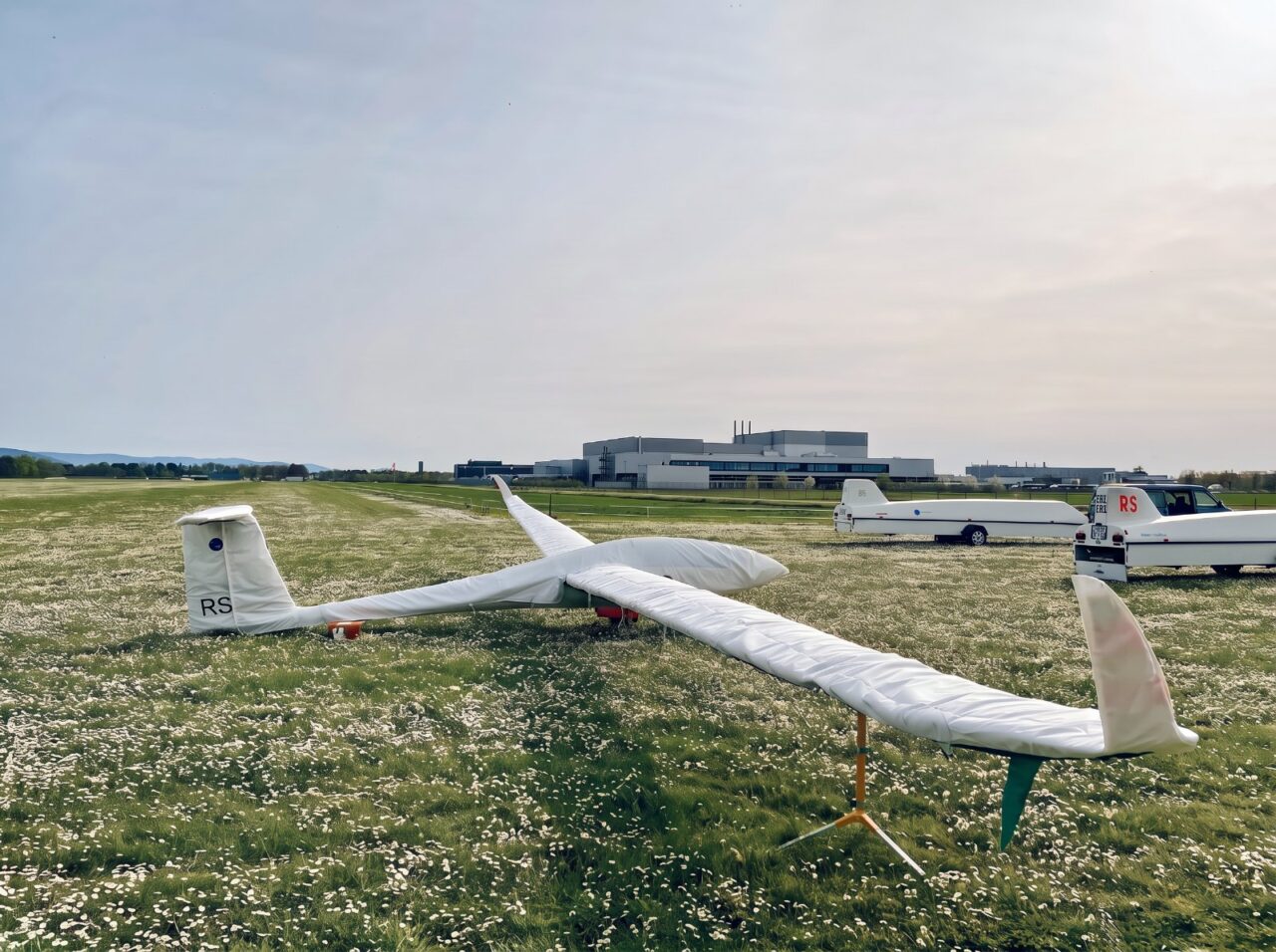 Segelflugzeug mit Jaxida Schutzbezügen auf einem Flugplatzgelände