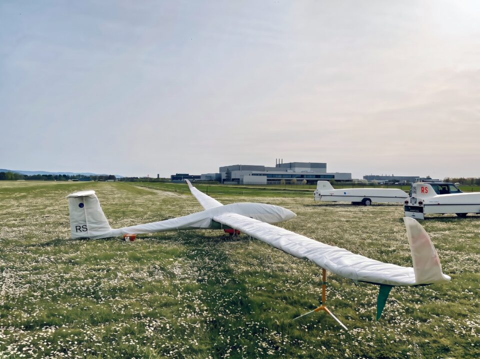 Segelflugzeug mit Jaxida Schutzbezügen auf einem Flugplatzgelände