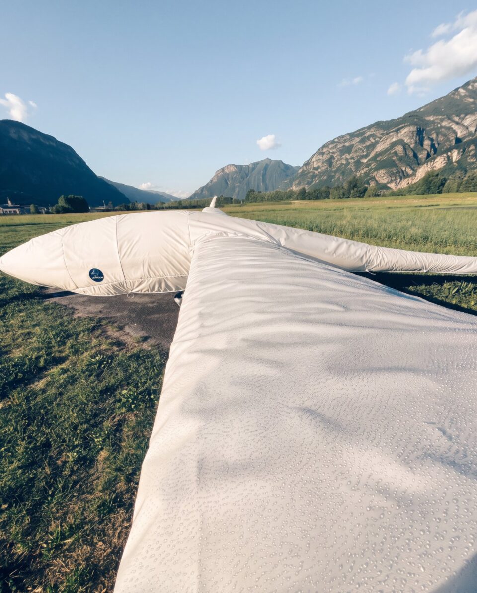 Nahaufnahme eines maßgeschneiderten Jaxida Covers auf der Tragfläche eines Segelflugzeugs