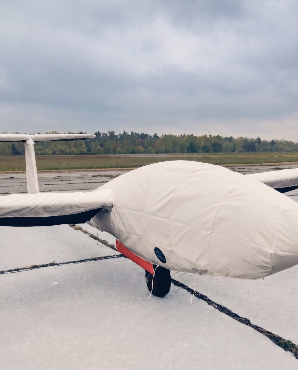 Segelflugzeug mit Jaxida Allwetter-Schutzbezug auf dem Vorfeld
