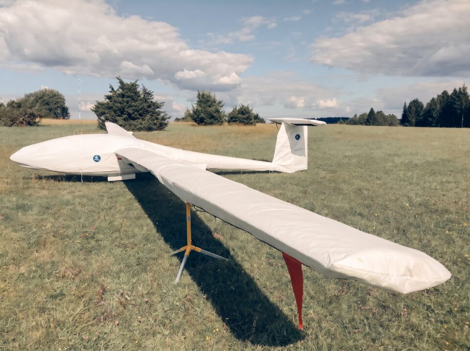 Segelflugzeug mit passgenauen Jaxida Schutzbezügen für Tragflächen und Leitwerk
