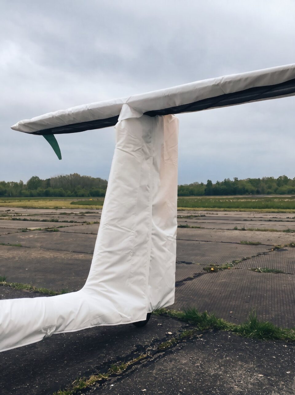 Detailansicht einer Jaxida Tragflächenabdeckung an einem Segelflugzeug
