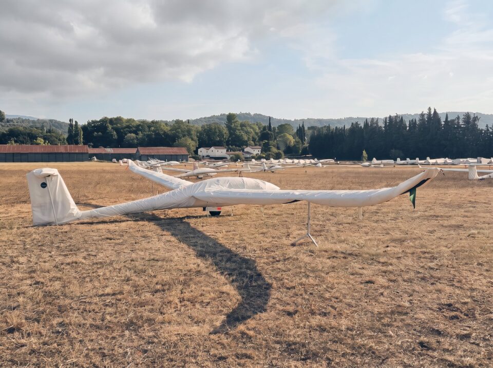 Segelflugzeug mit Jaxida Schutzbezügen für Tragflächen und Rumpf auf dem Flugplatz