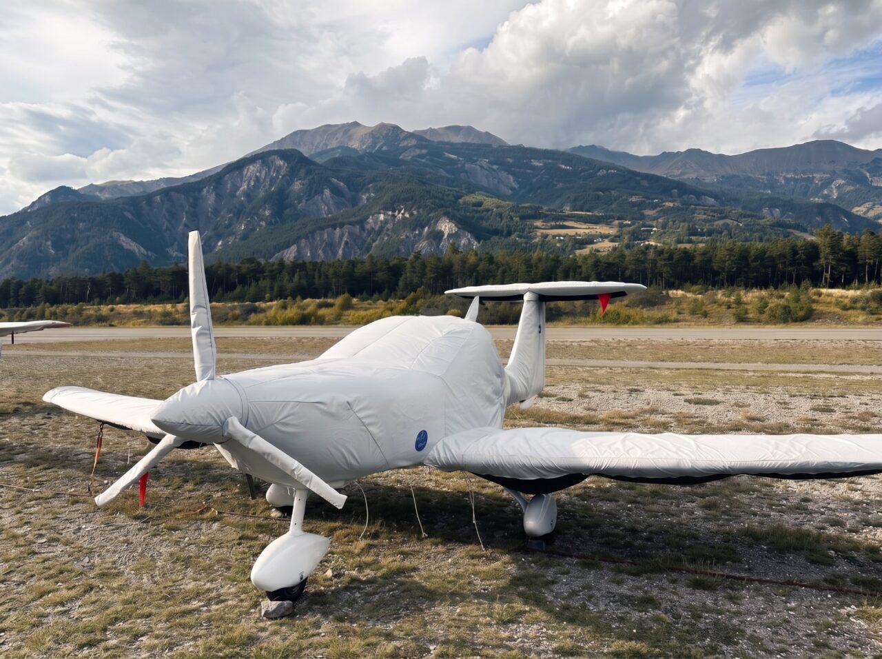 Ultraleichtflugzeug mit maßgeschneidertem Jaxida Schutzbezug bei winterlichen Bedingungen