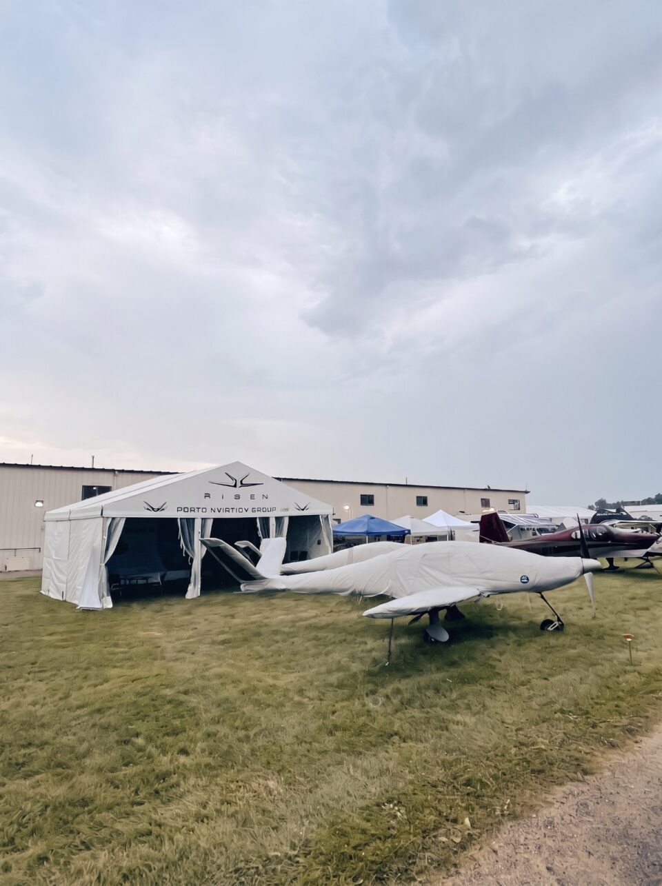 Ultraleichtflugzeug mit Jaxida Schutzbezug auf dem Flugplatz