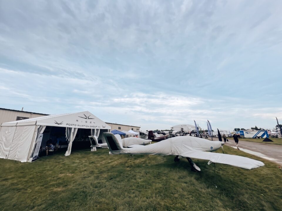 Ultraleichtflugzeuge auf dem Flugplatz – wetterfeste Jaxida Flugzeugabdeckungen