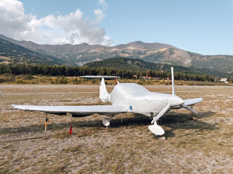 Ultraleichtflugzeug auf Grasfläche – maßgeschneiderte Jaxida Abdeckung für Ultraleichtflugzeuge