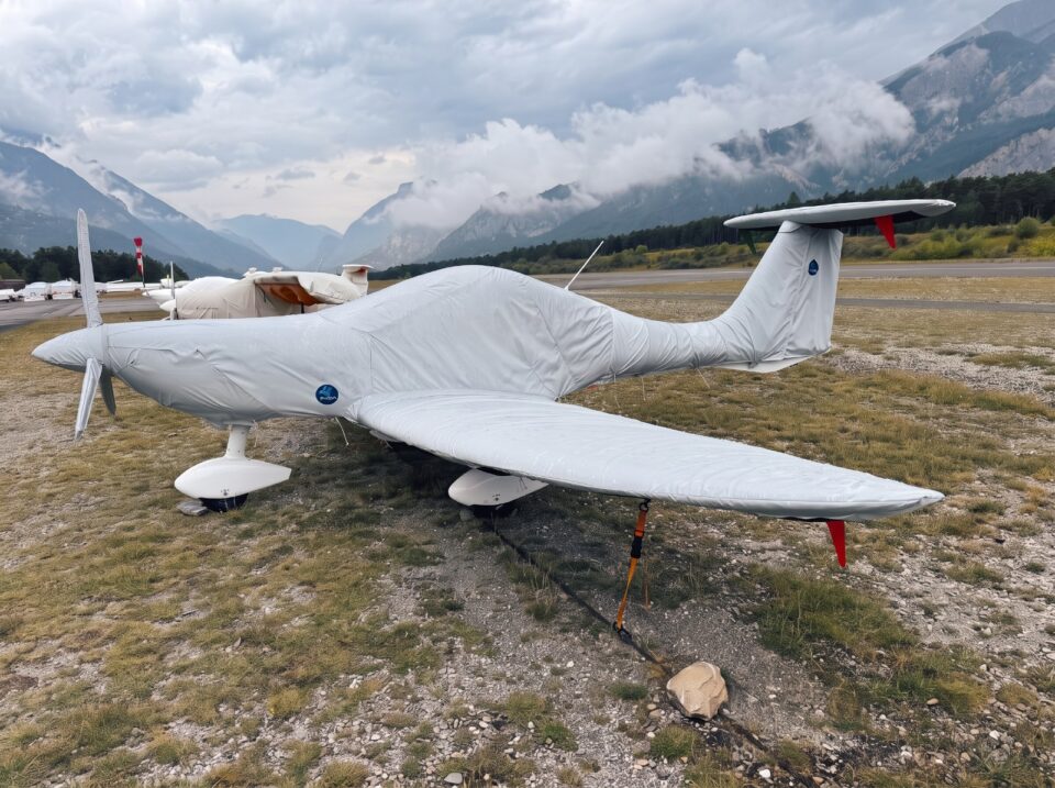 Ultraleichtflugzeug mit Jaxida Allwetter-Abdeckung bei winterlichen Bedingungen