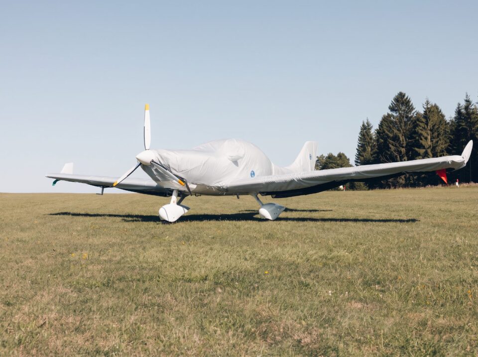Ultraleichtflugzeug mit komplettem Jaxida Flugzeug-Cover auf einer Grasfläche