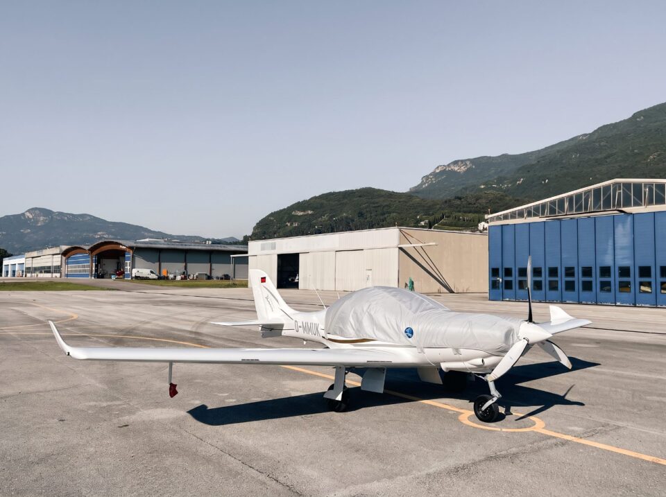 Ultraleichtflugzeug mit maßgeschneidertem Jaxida Cover vor einem Hangar