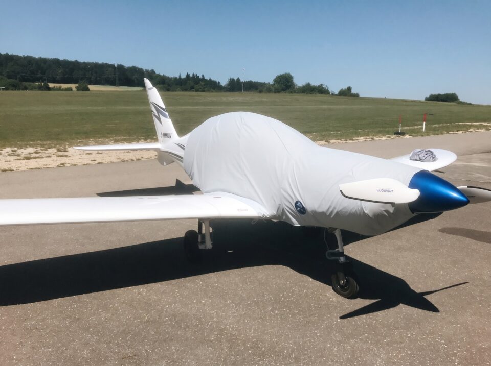 Ultraleichtflugzeug mit weißem Jaxida Allwetter-Schutzbezug auf dem Flugplatz