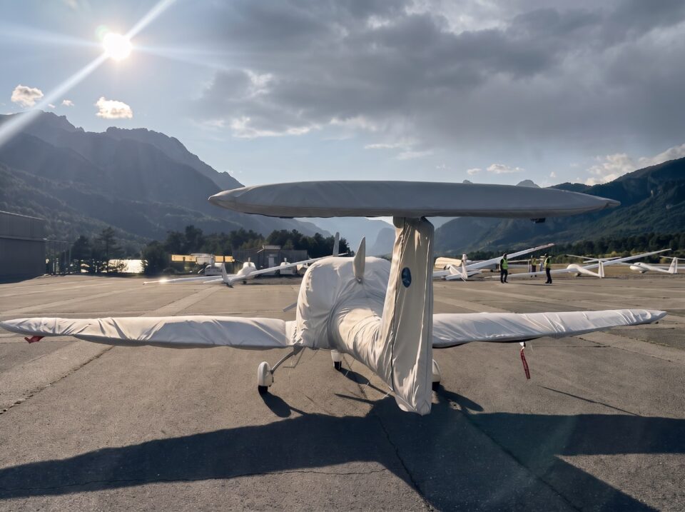 Ultraleichtflugzeug mit Jaxida Cover für Cockpit und Rumpf auf dem Flugplatz