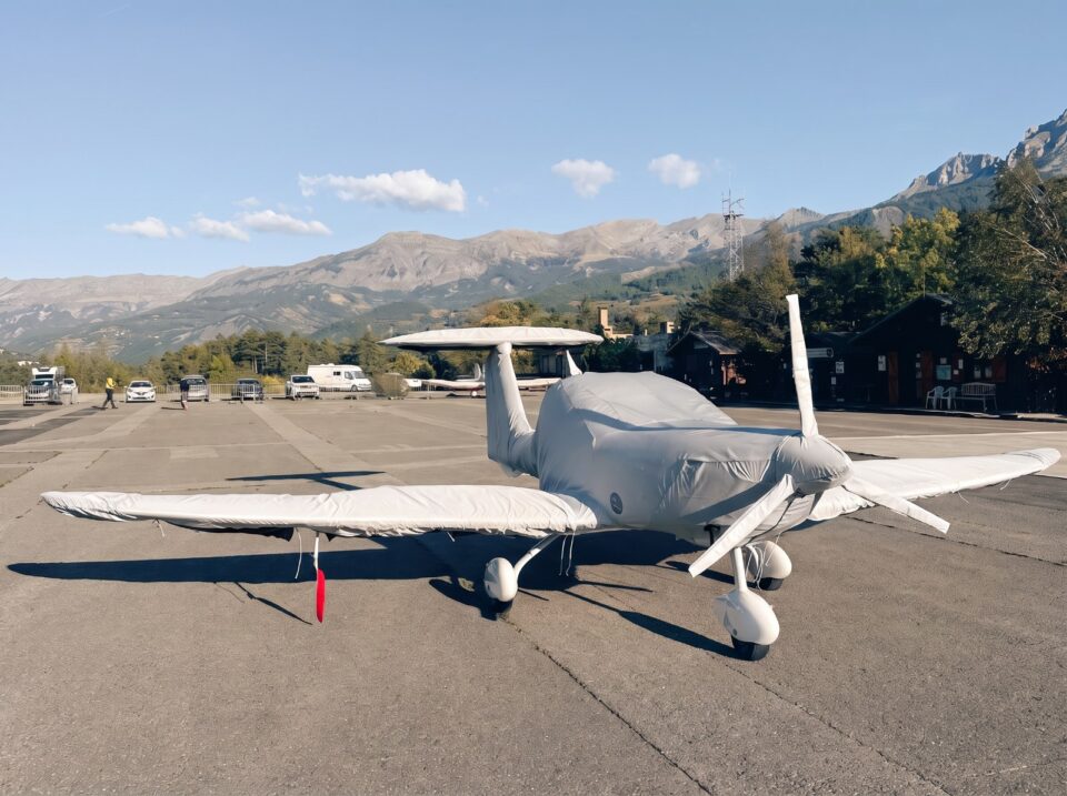 Ultraleichtflugzeug auf dem Vorfeld mit passgenauer Jaxida Flugzeugabdeckung